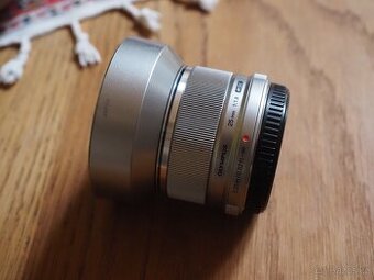 Olympus M.ZUIKO 25 mm f/1,8