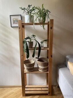 Dřevěný regál IKEA Hejne