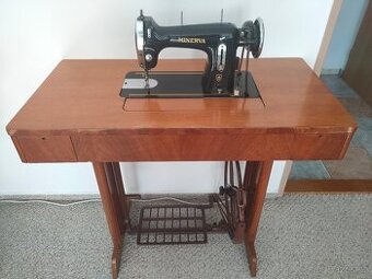 Šlapací šicí stroj Minerva