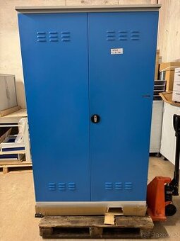 Velká plechová skříň