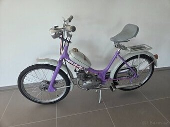 Stadion S11 po renovaci fialový