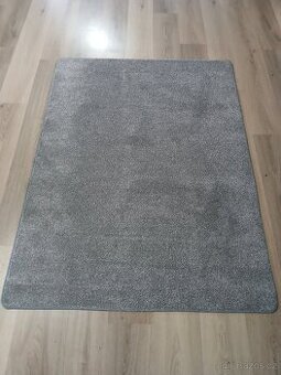 Šedý kusový koberec