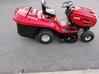Zahradní traktůrek MTD