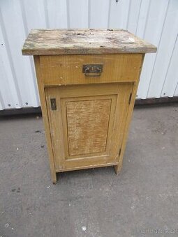 Nabízím starožitný secesní stolek na renovaci. Z měkkeho dře