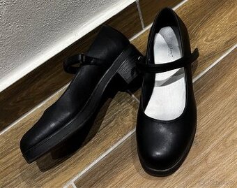 Krásné dívčí střevíčky velikost 33