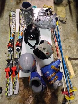Lyže dětské,hůlky,lyžáky a helmy