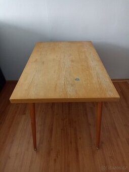 Dřevěný rozkládací jídelní stůl