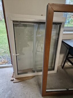 Plastové okno zlatý dub/ bílá trojsklo s žaluzií.