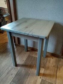 Dřevěný stůl čtverec