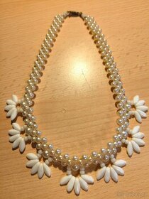 Starý náhrdelník s perličkami.