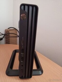 Micro PC se silou normálního kancelářského PC HP