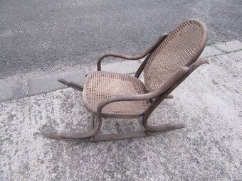 Nabízím starožitné houpací křeslo pro dítě. Thonet. Prasklé - 1