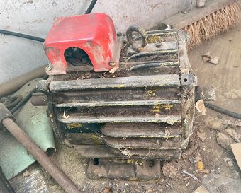 4/ Elektromotor Třífázový nejspíše do míchačky