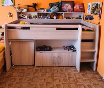 Zvýšená postel s psacím stolem