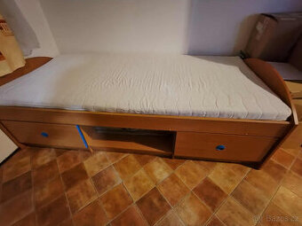 Postel s polohovacím roštem