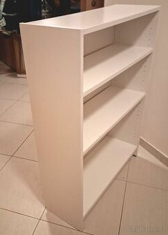 Skříňka. Policová. Hezká.