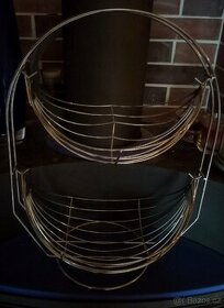 Dvoupatrový a 4x různé drátěný koše,3x kryt na potraviny