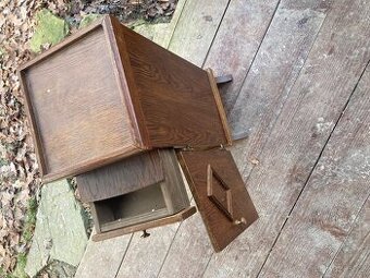 Malá stará skříňka
