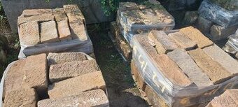 Pískovcové kvádry a cihly