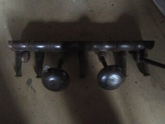 STAROŽITNÝ DŘEVĚNÝ VĚŠAK