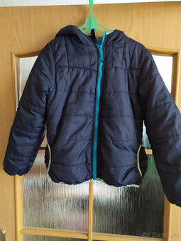 ZATEPLENÁ PŘECHODOVÁ BUNDA S KAPUCÍ A KAPSAMI VEL.128