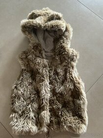 plyšová vesta HM vel. 128 7 let