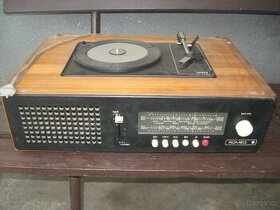 retro rádio s gramofonem