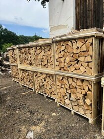 Štípané palivové dřevo BUK - paleta 1,7 PRM