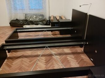 Postele s nočními stolky.