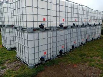 IBC nádrže kontejnery na 1000 litrů černé bílé