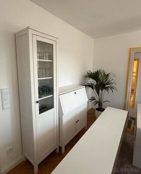 HEMNES VITRÍNA