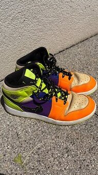Jordan 1 mid air