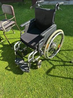 Invalidní vozík + chodítko + židle WC