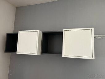 Poličky IKEA Eket (2 bílé+3 šedé)
