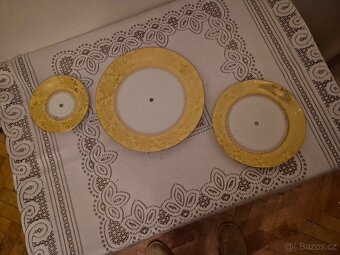 Tři porcelánové dekorativní talíře s otvorem
