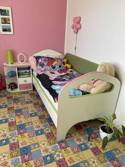 Krásná dětská postel s nočním stolkem