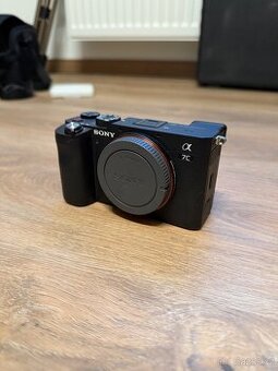 Sony A7C s příslušenstvím