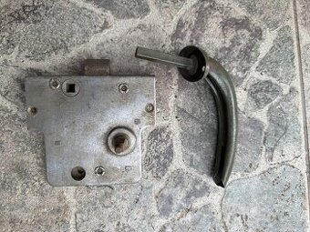 Zámek a klika asi na Praga V3S , T148