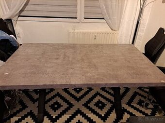 Velký jídelní stůl