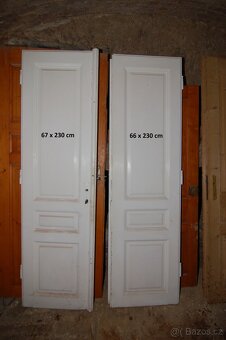 Staré dveře a vytrážová okna