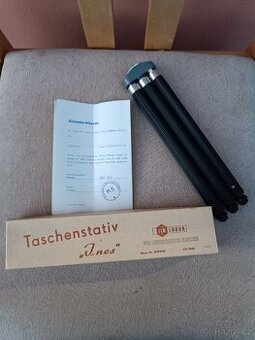 Retro stojánek k fotoaparátu.