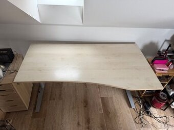 Polohovatelný elektrický zvedací stůl