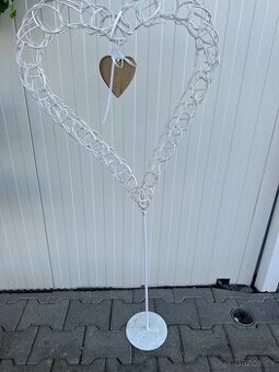 Kovové srdce na stojanu (dekorace)