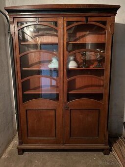 Starožitná skříň