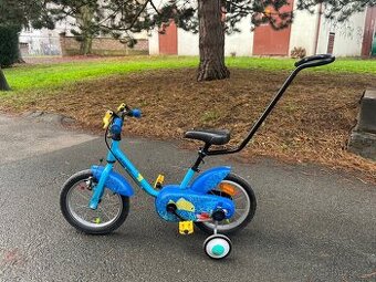Dětské kolo s přídavnými kolečky a vodicí tyčí