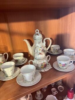 Hrnečky s podšálky a konvičkou