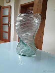 Váza ze španělského recyklovaného skla