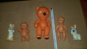 Starý medvídek + s kovovým pískátkem panenka oslík a zajíc