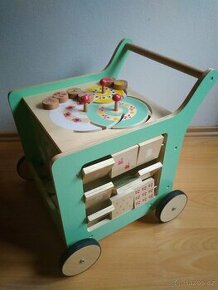 Interaktivní dřevěný hrací vozík-chodítko