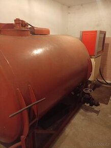Nádrž na 2.500 nafty a stojan